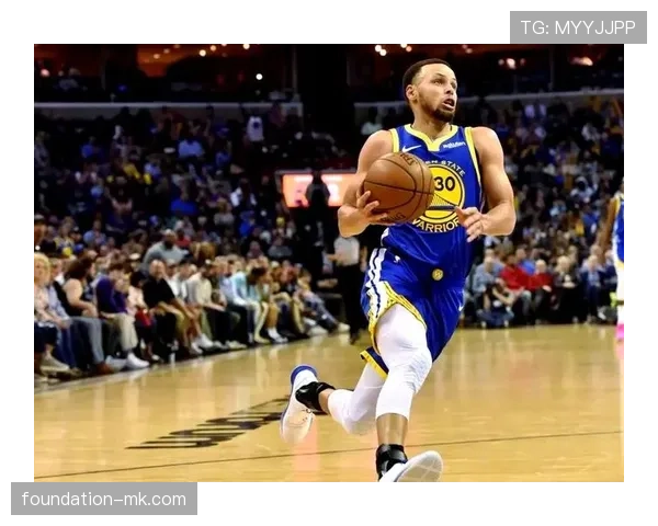 汤普森无球牵制胜于单打为库里拉开空间