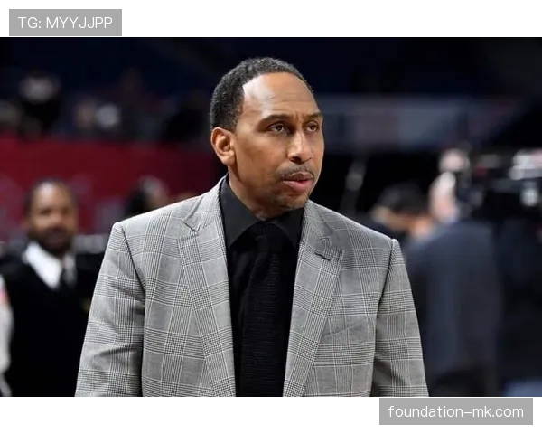 勒布朗·詹姆斯穿睡裤拎袋去夜市排队，路人表情绝了