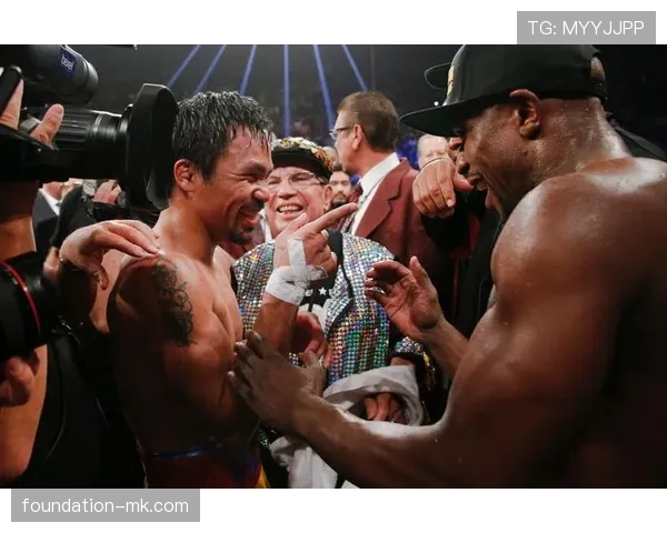 弗洛伊德·梅威瑟随手点一桌就比我年薪贵，刷到这画面我笑不出来